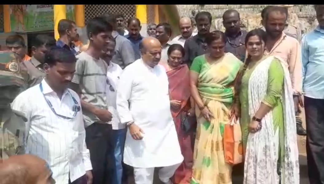 ಸವದತ್ತಿ ಯಲ್ಲಮ್ಮದೇವಿ ದರ್ಶನ ಪಡೆದ ಮುಖ್ಯಮಂತ್ರಿ ಬಸವರಾಜ