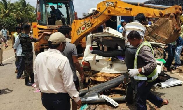 ಸ್ವಾಮಿಜಿ ಪ್ರಯಾಣಿಸುತ್ತಿದ್ದ ಕಾರು ಅಪಘಾತ : ಇಬ್ಬರ ಸಾವು