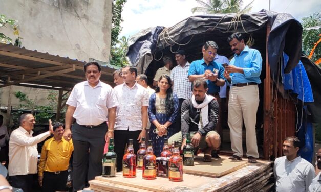 ಸಿನಿಮಾ ಸ್ಟೈಲ್ ನಲ್ಲಿ ಮದ್ಯ ಸಾಗಿಸುತ್ತಿದ್ದ ಲಾರಿ ವಶ