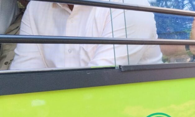 ಟಿಕೆಟ್ ಪಡೆದು ಬಸನಲ್ಲಿ ಪ್ರಯಾಣಿಸಿದ ಜಿಲ್ಲಾಧಿಕಾರಿ