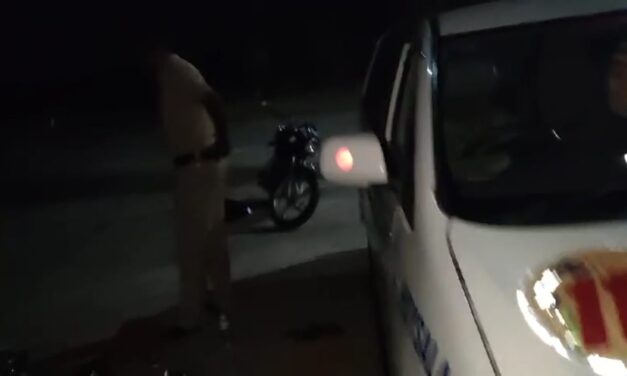 ಸಮವಸ್ತ್ರದಲ್ಲಿ ಮದ್ಯಸೇವನೆ : ಪೊಲೀಸರಿಬ್ಬರ ಅಮಾನತ್ತು