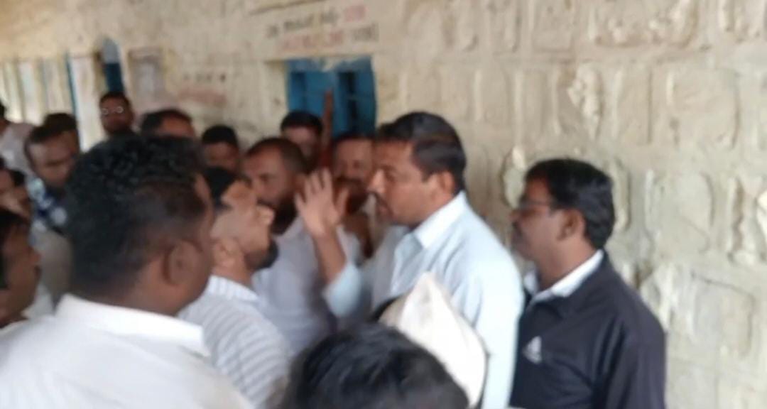 ಕನ್ನಡ ನಾಡಿನಲ್ಲಿ ಕನ್ನಡ ಶಾಲೆ ನಿರ್ಮಾಣಕ್ಕೆ ವಿರೋಧ