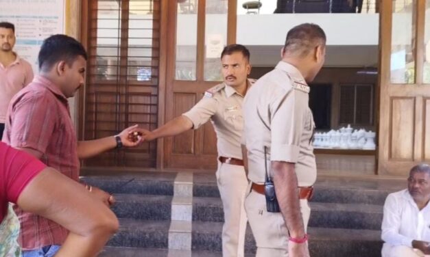 ಜಿ. ಪಂ. ಎದುರು ವಿಷ ಸೇವಿಸಲು ಮುಂದಾದ ಗುತ್ತಿಗೆದಾರ