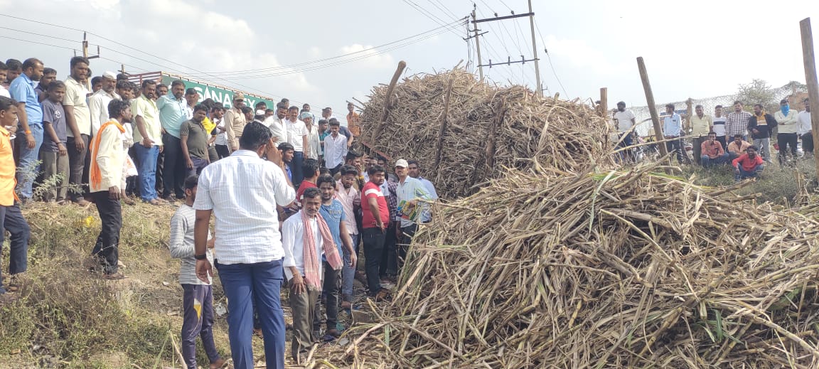 ಕಬ್ಬು ತುಂಬಿದ್ದ ಟ್ರ್ಯಾಕ್ಟರ್ ಉರುಳಿ ಬಿದ್ದು ಇಬ್ಬರು ಬಲಿ