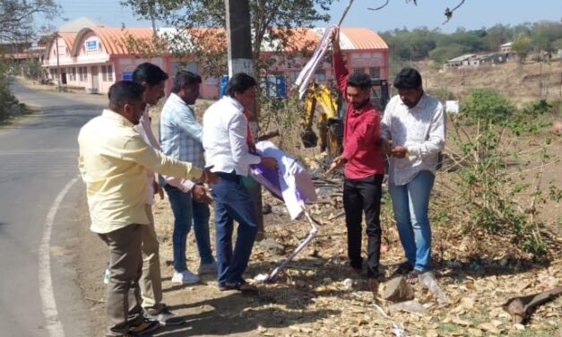 ಕನ್ನಡ ಫಲಕ ಹರಿದು ಹಾಕಿ ಬೆಂಕಿ ಹಚ್ಚಿದ ಶಿವಸೇನೆ