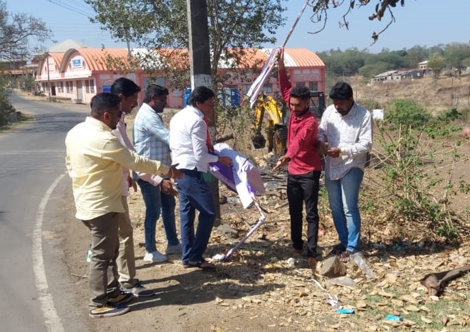 ಕನ್ನಡ ಫಲಕ ಹರಿದು ಹಾಕಿ ಬೆಂಕಿ ಹಚ್ಚಿದ ಶಿವಸೇನೆ