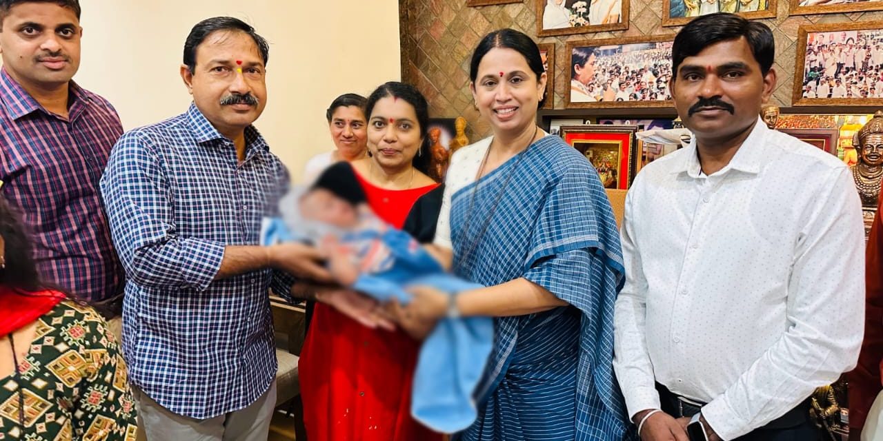 ದಂಪತಿಗೆ ದತ್ತು ಮಗು ಹಸ್ತಾಂತರಿಸಿದ ಸಚಿವೆ ಹೆಬ್ಬಾಳಕರ್