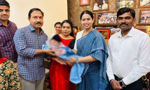 ದಂಪತಿಗೆ ದತ್ತು ಮಗು ಹಸ್ತಾಂತರಿಸಿದ ಸಚಿವೆ ಹೆಬ್ಬಾಳಕರ್