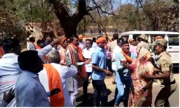 ರಂಭಾಪುರಿ ಶ್ರೀಗಳ ಕಾರಿನ ಮೇಲೆ ಚಪ್ಪಲಿ ಎಸೆತ: