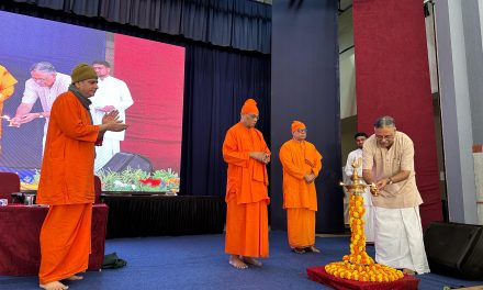 ಶಿಕ್ಷಕರು ಪ್ರೀತಿಯಿಂದ ಬೋಧಿಸಬೇಕು: ವೀರೇಶಾನಂದಜೀ ಮಹಾರಾಜ