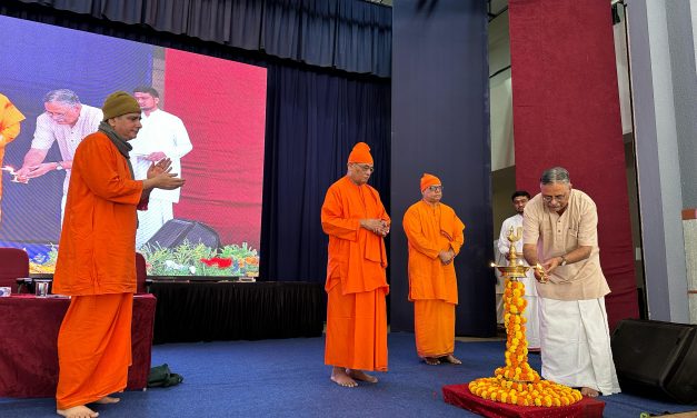 ಶಿಕ್ಷಕರು ಪ್ರೀತಿಯಿಂದ ಬೋಧಿಸಬೇಕು: ವೀರೇಶಾನಂದಜೀ ಮಹಾರಾಜ