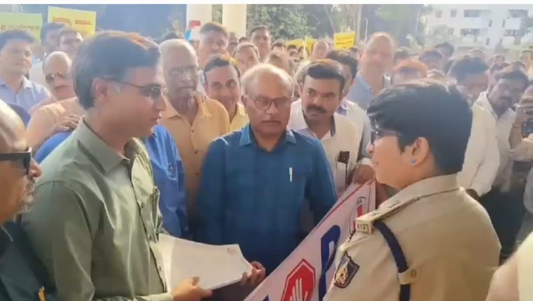 ವೈದ್ಯರ ಮೇಲಿನ ಹಲ್ಲೆ ಖಂಡಿಸಿ ಬೆಳಗಾವಿಯಲ್ಲಿ ಪ್ರತಿಭಟನೆ