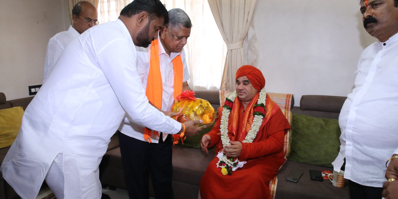 ಪಂಚಮಸಾಲಿ ಸ್ವಾಮೀಜಿಯವರನ್ನು ಭೇಟಿಯಾದ ಶೆಟ್ಟರ್
