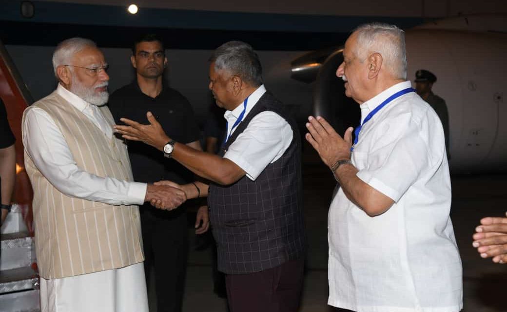 ಪ್ರಧಾನಿ ಮೋದಿಯವರನ್ನು ಆತ್ಮಿಯವಾಗಿ ಸ್ವಾಗತಿಸಿದ ಶೆಟ್ಟರ್