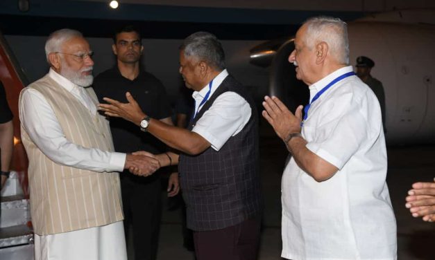 ಪ್ರಧಾನಿ ಮೋದಿಯವರನ್ನು ಆತ್ಮಿಯವಾಗಿ ಸ್ವಾಗತಿಸಿದ ಶೆಟ್ಟರ್