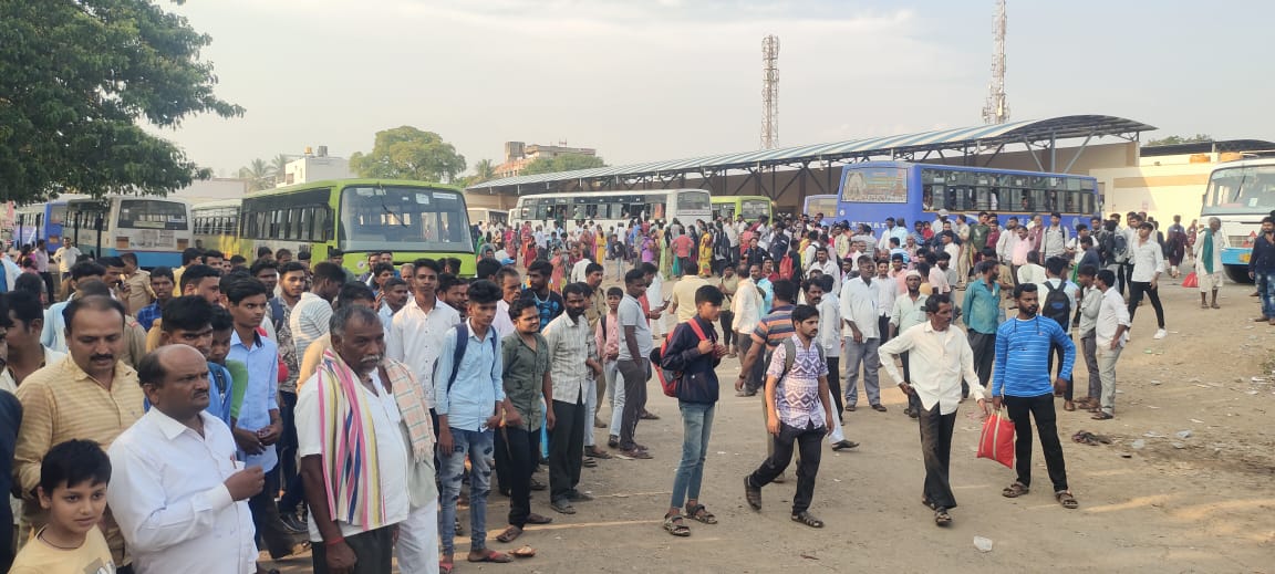 ಬೈಲಹೊಂಗಲ: ಸಾರಿಗೆ ಸಿಬ್ಬಂದಿ ಮೇಲೆ ಹಲ್ಲೆ , ಬಸ್‌ ಸಂಚಾರ ಸ್ಥಗಿತ