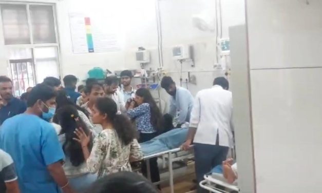 ಟಿಪ್ಪರ ಬಸ್ ಮುಖಾಮುಖಿ ಡಿಕ್ಕಿ: 40 ವಿದ್ಯಾರ್ಥಿಗಳಿಗೆ ಗಾಯ