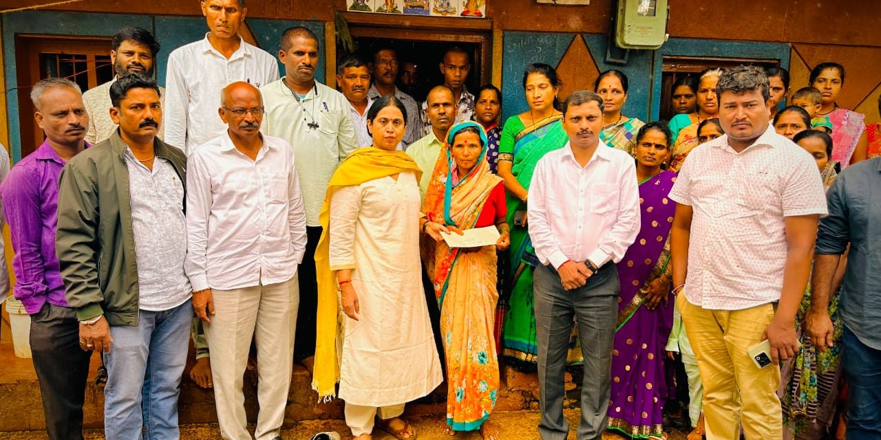 ಮರಬಿದ್ದು ಮೃತಪಟ್ಟ ಯುವಕರ ಕುಟುಂಬಗಳಿಗೆ ತಲಾ 5 ಲಕ್ಷ ರೂ. ಪರಿಹಾರ ವಿತರಿಸಿದ ಲಕ್ಷ್ಮೀ ಹೆಬ್ಬಾಳಕರ್