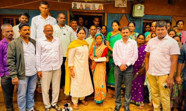 ಮರಬಿದ್ದು ಮೃತಪಟ್ಟ ಯುವಕರ ಕುಟುಂಬಗಳಿಗೆ ತಲಾ 5 ಲಕ್ಷ ರೂ. ಪರಿಹಾರ ವಿತರಿಸಿದ ಲಕ್ಷ್ಮೀ ಹೆಬ್ಬಾಳಕರ್