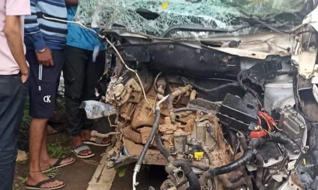 ರಸ್ತೆ ಬಳಿಯ ಸೇತುವೆಗೆ ಕಾರು ಡಿಕ್ಕಿ : ಇಬ್ಬರು ಯುವಕರು ದುರ್ಮರಣ