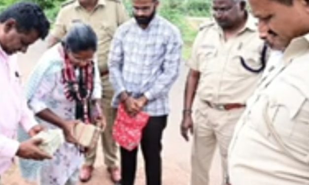 ಗ್ರಾಮ ಲೆಕ್ಕಾಧಿಕಾರಿ ಕಾರಿನಲ್ಲಿ ಸಿಕ್ಕಿತು ಕೋಟಿ ಕೋಟಿ ಹಣ