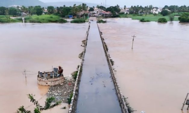ಜಿಲ್ಲೆಯಾದ್ಯಂತ ಪ್ರವಾಹ ಪರಿಸ್ಥಿತಿ: ಜನಜೀವನ ಅಸ್ತವ್ಯಸ್ತ