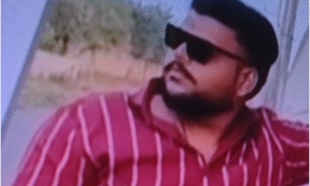 ಕಬ್ಬು ತುಂಬಿದ ಟ್ರ್ಯಾಕ್ಟರ್ ಕಾರ ಮೇಲೆ ಮಗುಚಿ ಯುವಕ ಸಾವು