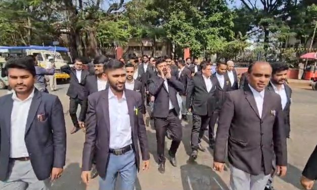 ವಕೀಲರ ವಿರುದ್ದ ಸುಳ್ಳು ಪ್ರಕರಣ ದಾಖಲು ಆರೋಪ: ಪ್ರತಿಭಟನೆ