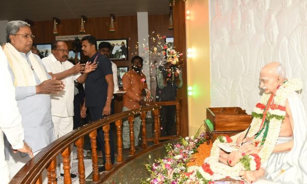 ವೀರಸೌಧದಲ್ಲಿ ಗಾಂಧೀ ಪ್ರತಿಮೆ ಅನಾವರಣಗೊಳಿಸಿದ ಸಿದ್ಧರಾಮಯ್ಯ