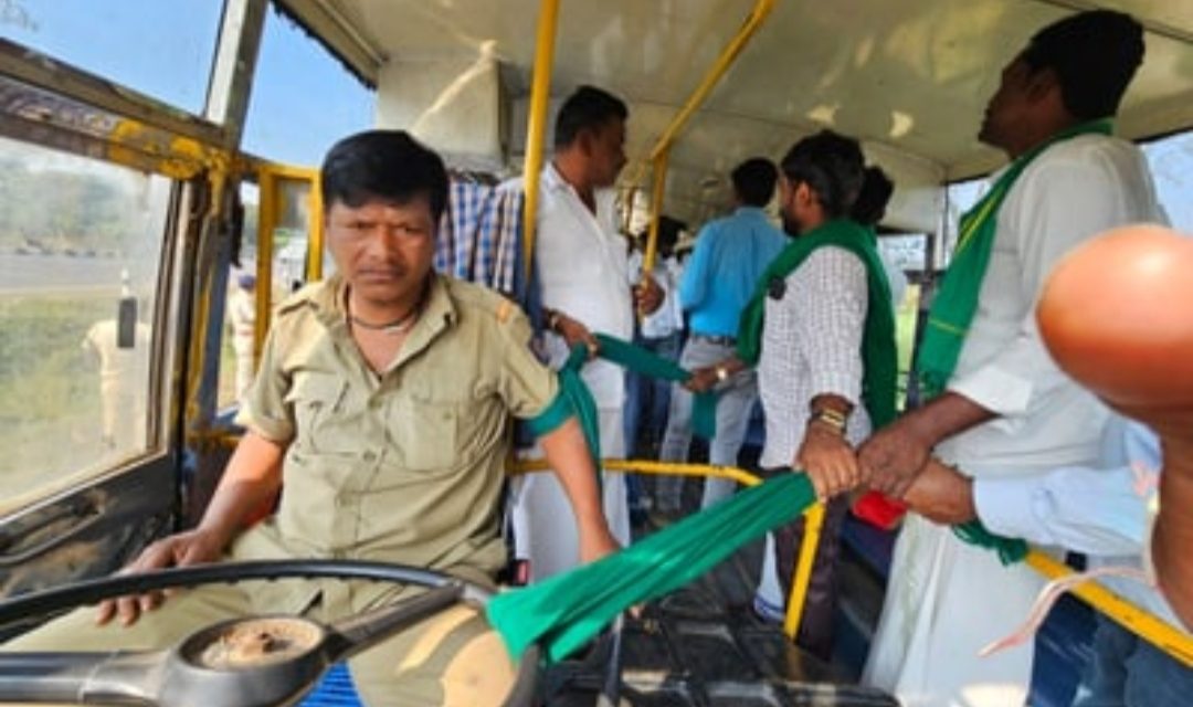 ಬಸ್ ಚಾಲಕರ ಕೈ ಕಟ್ಟಿಹಾಕಿದ ಪ್ರತಿಭಟನಾ ನಿರತ ರೈತರು