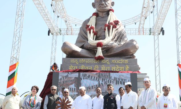 ಸುವರ್ಣಸೌಧದಲ್ಲಿ ಮಹಾತ್ಮ ಗಾಂಧಿ ಪ್ರತಿಮೆ ಅನಾವರಣಗೊಳಿಸಿದ ಮುಖ್ಯಮಂತ್ರಿ ಸಿದ್ದರಾಮಯ್ಯ