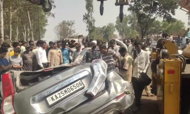 ಕಾರಿನ ಮೇಲೆ ಬಿದ್ದ ಕಾಂಕ್ರೀಟ್ ಮಿಕ್ಸರ ಬೃಹತ ಲಾರಿ