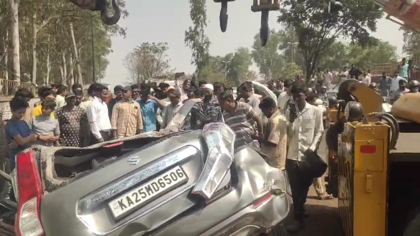 ಕಾರಿನ ಮೇಲೆ ಬಿದ್ದ ಕಾಂಕ್ರೀಟ್ ಮಿಕ್ಸರ ಬೃಹತ ಲಾರಿ