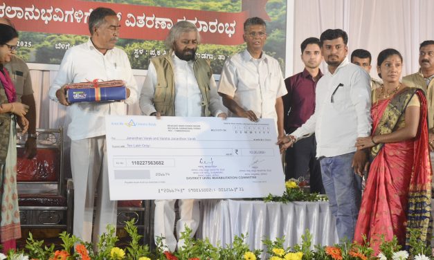 ತಳೆವಾಡಿ ಗ್ರಾಮ ಸ್ಥಳಾಂತರ: ಚೆಕ್ ವಿತರಣೆ