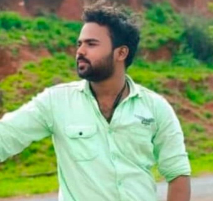 ವಿದ್ಯುತ ಕಂಬದಲ್ಲಿ ಜೋತಾಡಿದ ಸಿಬ್ಬಂದಿ ಮೃತದೇಹ