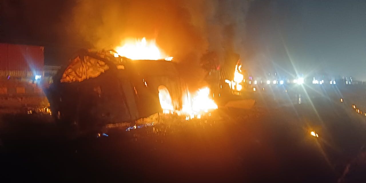 ಟ್ರಕ್ – ಬಸ್ ಡಿಕ್ಕಿ : ಹೊತ್ತಿ ಉರಿದ ಬಸ್,12 ಅಧಿಕ ಹೆಚ್ಚು ಸಾವು