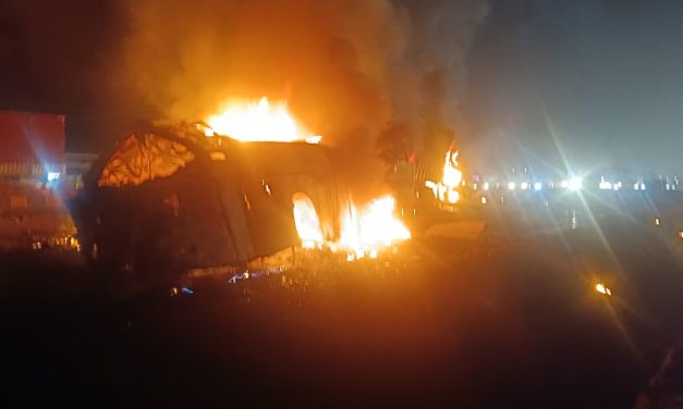 ಟ್ರಕ್ – ಬಸ್ ಡಿಕ್ಕಿ : ಹೊತ್ತಿ ಉರಿದ ಬಸ್,12 ಅಧಿಕ ಹೆಚ್ಚು ಸಾವು